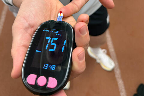 Laktat dannes i musklene dersom musklene ikke får tilstrekkelig med oksygen. Jo hardere den fysiske belastningen er, desto mer laktat produseres. Når kroppen ikke klarer å transportere bort den mengden laktat som dannes, blir muskulaturen stiv. 